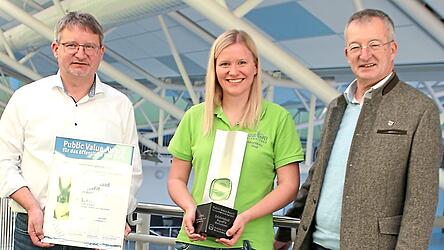 Bürgermeister Markus Ackermann (rechts) freut sich mit Magdalena Bindl, der stellvertretende Leiterin des AquaFit, und Stadtwerkeleiter Stefan Höcherl über die Auszeichnung.