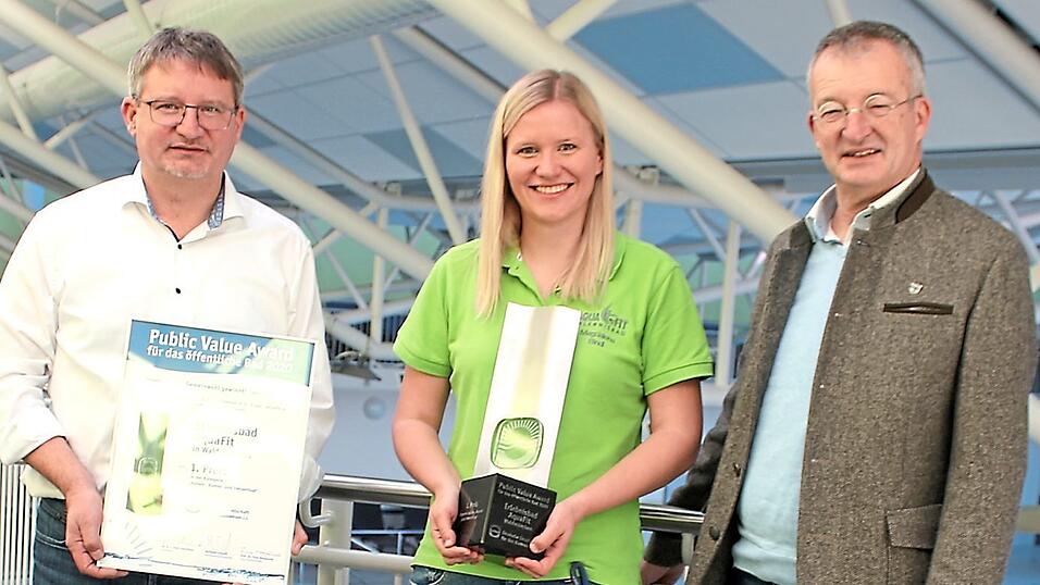 B&uuml;rgermeister Markus Ackermann (rechts) freut sich mit Magdalena Bindl, der stellvertretende Leiterin des AquaFit, und Stadtwerkeleiter Stefan H&ouml;cherl &uuml;ber die Auszeichnung.