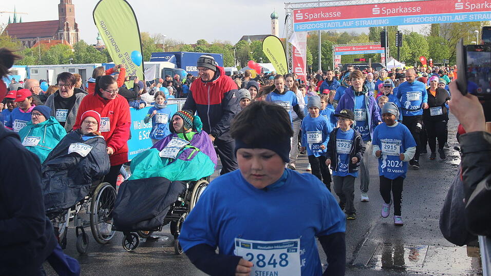 Nasskaltes Aprilwetter lässt die jungen Straubinger Läufer kalt.