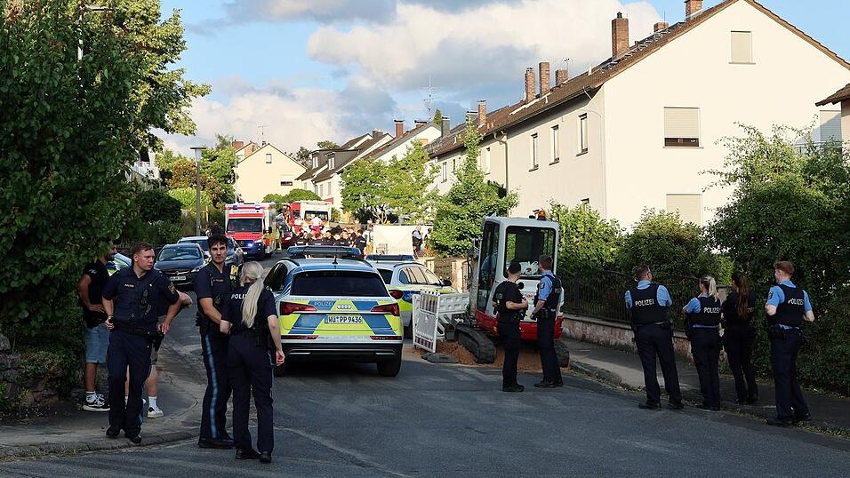 Zahlreiche Polizeikräfte kamen nach Alzenau, wo zwei Schwestern in einem Haus gewaltsam starben. (Archivbild)
