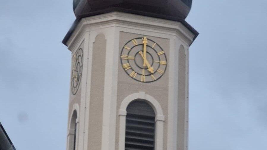 Die Uhr läuft falsch oder steht ganz: Vermutlich ein Fehler in der Steuerung des Ziffernblattes.