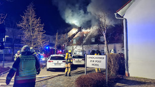 Die Rauchs&auml;ule war am fr&uuml;hen Morgen weithin zu sehen.