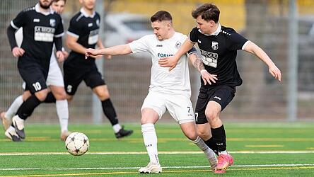 Mannschaftskapit&auml;n Patrick Fuchs (wei&szlig;)&nbsp;und neun weitere TSV-Akteure haben f&uuml;r die kommende Saison in Bogen bereits fest zugesagt.