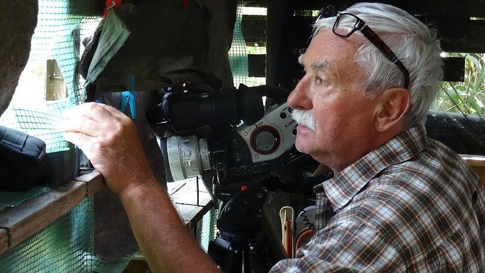 Karl-Heinz Hammer braucht manchmal viel Geduld, bis er die perfekte Aufnahme im Kasten hat. Der 80-j&auml;hrige Hobbyfilmer aus Straubing liebt die Tier- und Pflanzenwelt seiner Heimat.