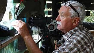 Karl-Heinz Hammer braucht manchmal viel Geduld, bis er die perfekte Aufnahme im Kasten hat. Der 80-jährige Hobbyfilmer aus Straubing liebt die Tier- und Pflanzenwelt seiner Heimat. Karl-Heinz Hammer braucht manchmal viel Geduld, bis er die perfekte Aufnahme im Kasten hat. Der 80-jährige Hobbyfilmer aus Straubing liebt die Tier- und Pflanzenwelt seiner Heimat.