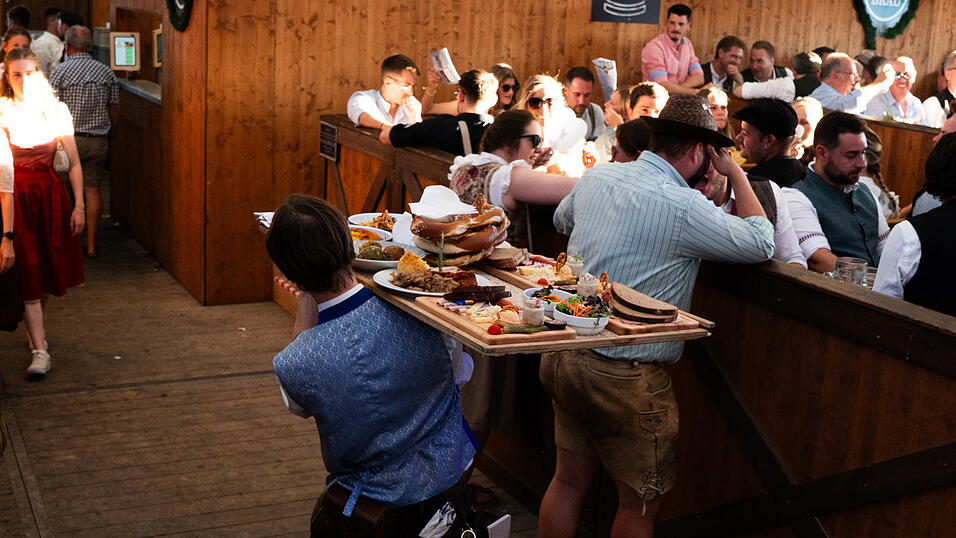 Die Partybilder vom Freitag, 14. August, aus dem Festzelt Wenisch. Die Partybilder vom Freitag, 14. August, aus dem Festzelt Wenisch.