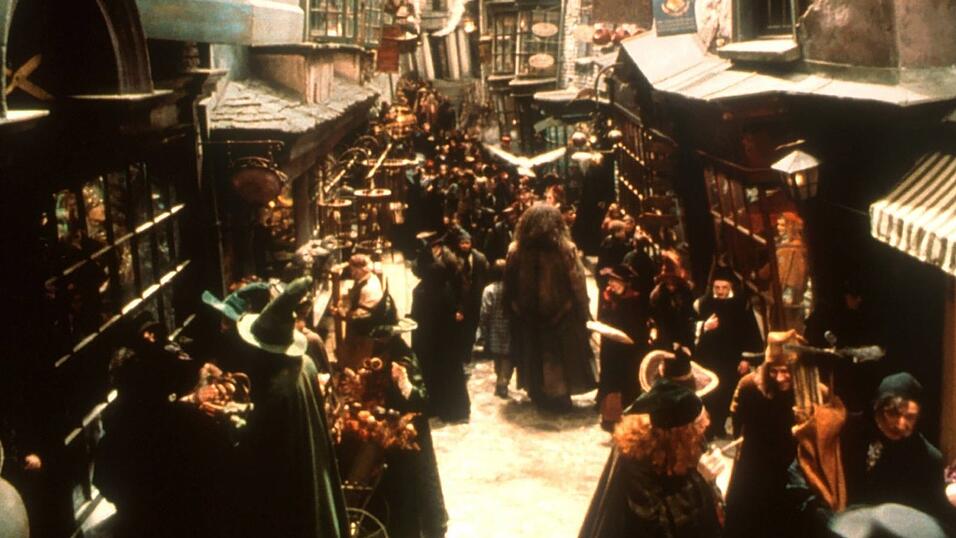 Harry Potter und Hagrid in der Winkelgasse. Harry Potter und Hagrid in der Winkelgasse.