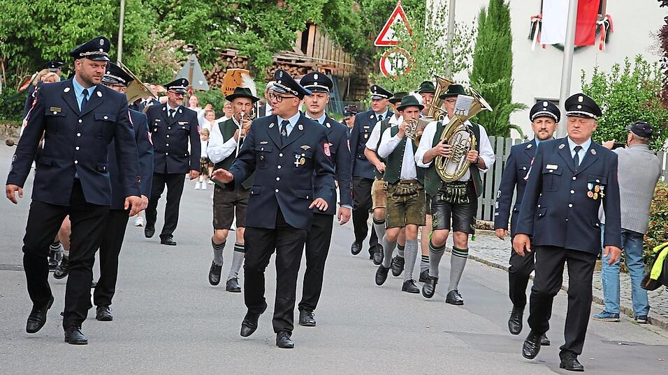 Der Festverein holt die Vereine ein. Vier Musikkapellen und 34 Vereine ziehen schlie&szlig;lich durchs Bergdorf.