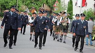 Der Festverein holt die Vereine ein. Vier Musikkapellen und 34 Vereine ziehen schlie&szlig;lich durchs Bergdorf.