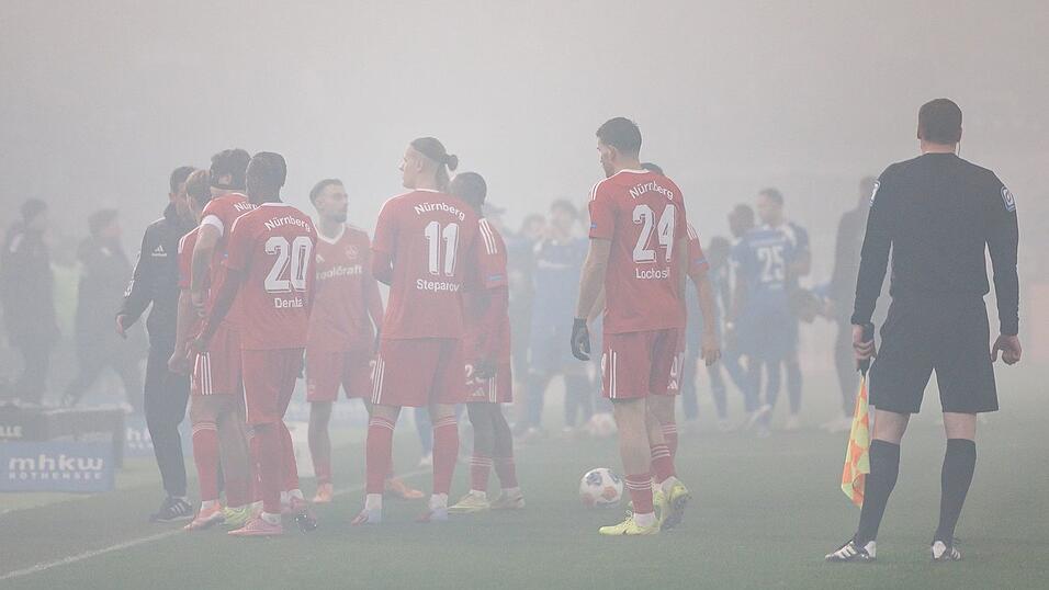 Kein Durchblick mehr: Das Abbrennen von Pyro-Technik sorgt für eine längere Spielunterbrechung.