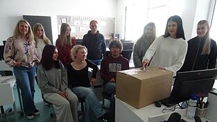 Melanie Groo (2.v.r.) öffnete das Paket des Bundeslandwirtschaftsministeriums. Corinna Engel (l.) leitete diese Aktion, die der Schulleiter Markus Lemberger (hinten Mitte) in einer kurzen Ansprache würdigte. Melanie Groo (2.v.r.) öffnete das Paket des Bundeslandwirtschaftsministeriums. Corinna Engel (l.) leitete diese Aktion, die der Schulleiter Markus Lemberger (hinten Mitte) in einer kurzen Ansprache würdigte.
