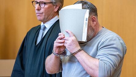 Der 45 Jahre alte Angeklagte verbirgt im Gerichtssaal sein Gesicht.