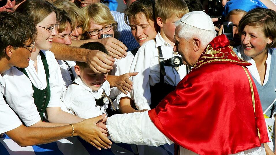 Der Papst schüttelte bei seinem Bayern-Besuch viele, viele Hände. (Archivbild) Der Papst schüttelte bei seinem Bayern-Besuch viele, viele Hände. (Archivbild)