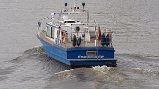 Die Wasserschutzpolizei meldet ein havariertes Schiff bei Winzer. (Symbolbild) Die Wasserschutzpolizei meldet ein havariertes Schiff bei Winzer. (Symbolbild)
