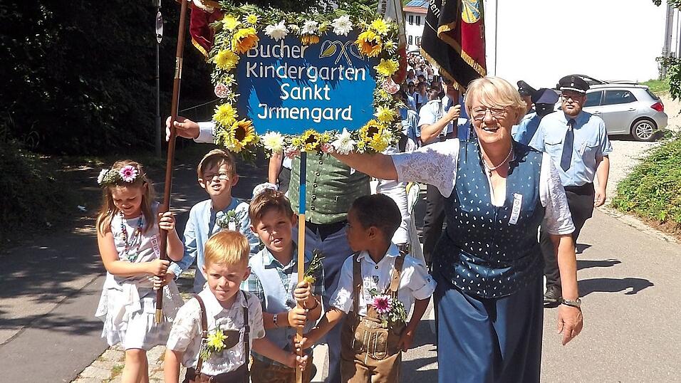 Feiern wie die Großen: Der Kirchenzug zum Kindergarten.
