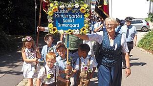 Feiern wie die Großen: Der Kirchenzug zum Kindergarten.