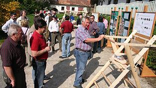 Ein Blick in die Vereinsgeschichte: Am Waldeck präsentierten sich 2009 die damaligen Verbundpartner des Fördervereins traditioneller naturnaher Waldbau den Landkreisbotschaftern. Solche Aktionen sind wichtiger Teil des satzungsmäßigen Vereinszwecks. Ein Blick in die Vereinsgeschichte: Am Waldeck präsentierten sich 2009 die damaligen Verbundpartner des Fördervereins traditioneller naturnaher Waldbau den Landkreisbotschaftern. Solche Aktionen sind wichtiger Teil des satzungsmäßigen Vereinszwecks.