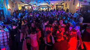 Die Jahnhalle verwandelt sich in einen Ort des bunten Faschingstreibens. Die Jahnhalle verwandelt sich in einen Ort des bunten Faschingstreibens.