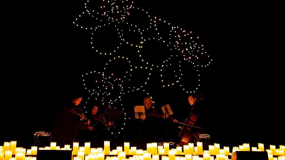 Die leuchtenden Drohnen formierten sich am Himmel.