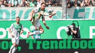 Voller Einsatz im Derby: F&uuml;rths Felix Klaus nimmt den Ball artistisch in der Luft an.