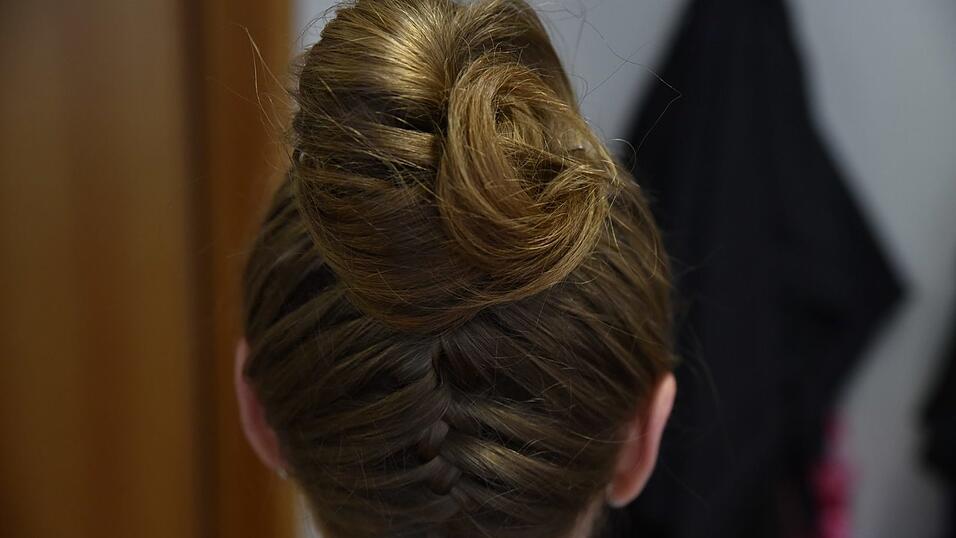 Mit dieser edlen Frisur sind Sie ein Hingucker auf dem Gäubodenvolksfest. Frisiert von Renate Aigner, Friseurmeisterin in ihrer Frisurengalerie in Straubing. Mit dieser edlen Frisur sind Sie ein Hingucker auf dem Gäubodenvolksfest. Frisiert von Renate Aigner, Friseurmeisterin in ihrer Frisurengalerie in Straubing.