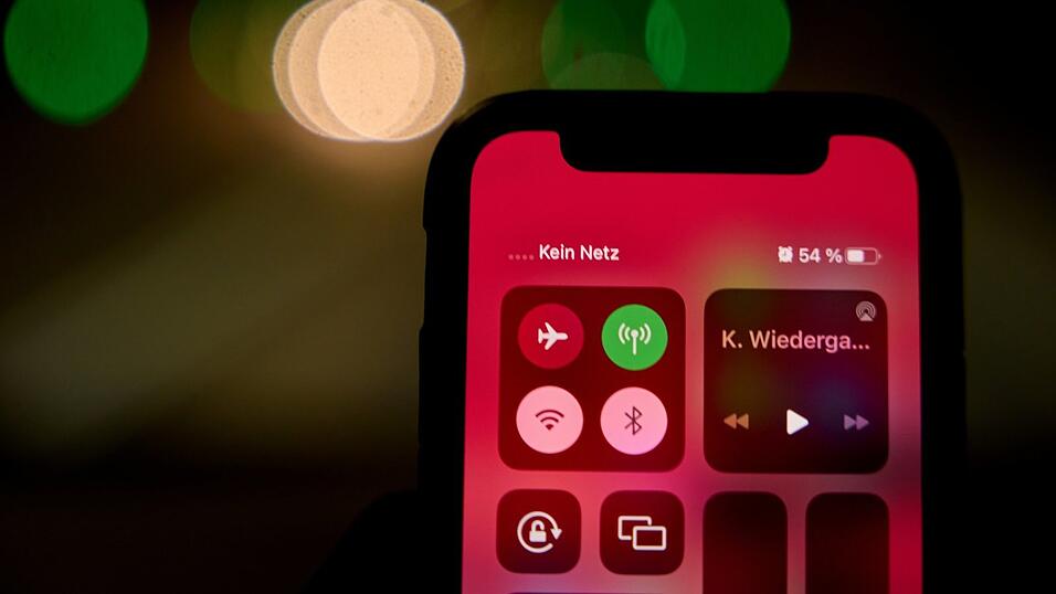 Kein Netz: Das Signal zeigen die meisten Handys, wenn der Besitzer durch Funkl&ouml;cher wie Tiefenbach oder Johannesbrunn f&auml;hrt. Wir haben uns mit Politikern getroffen und wollten wissen: Wie geht der Netzausbau voran?