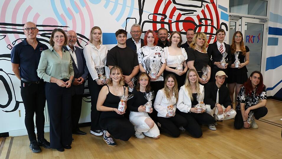 Die Schüler der Gestaltungsklasse der Fachoberschule in Straubing freuten sich über die gelungene Wandgestaltung der Räume des neuen Telenotarzt-Standorts in Bogen zusammen mit (v. l.): Ärztlicher Direktor Dr. Ulf Aschenbrenner, Bogens Bürgermeisterin Andrea Probst, Straubings Bürgermeister Werner Schäfer, Landrat Josef Laumer (6. v. l.), Geschäftsführer-RKT Jürgen Zosel (8. v. l.) und Betriebsleiter Stefan Neppl (10. v. l.). Die Schüler der Gestaltungsklasse der Fachoberschule in Straubing freuten sich über die gelungene Wandgestaltung der Räume des neuen Telenotarzt-Standorts in Bogen zusammen mit (v. l.): Ärztlicher Direktor Dr. Ulf Aschenbrenner, Bogens Bürgermeisterin Andrea Probst, Straubings Bürgermeister Werner Schäfer, Landrat Josef Laumer (6. v. l.), Geschäftsführer-RKT Jürgen Zosel (8. v. l.) und Betriebsleiter Stefan Neppl (10. v. l.).