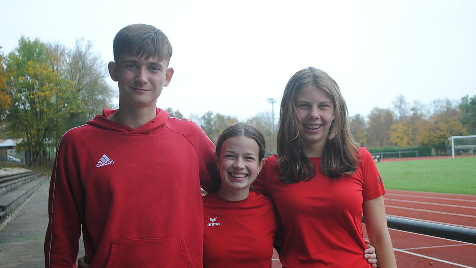 Die erfolgreichen Sportler bei den Südbayerischen Meisterschaften in Memmingen: Oliver Zeno Ispan (v.l.), Mia Stangl und Charlotte Wallstabe. Die erfolgreichen Sportler bei den Südbayerischen Meisterschaften in Memmingen: Oliver Zeno Ispan (v.l.), Mia Stangl und Charlotte Wallstabe.