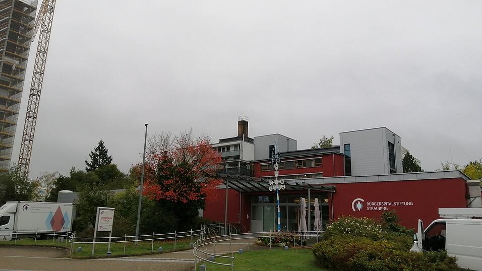 Das Altenheim St. Nikola soll einen Neubau bekommen. Ob und wann, wird sich am Zuschlag der dafür unbedingt benötigten Förderung orientieren.