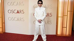 Timoth&eacute;e Chalamet posiert mit Sonnenbrille bei den Oscars 2026.