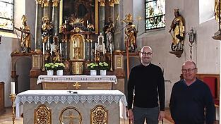 Der Altarraum der Pfarrkirche soll luftiger gestaltet werden, finden (von links) Pfarrer Florian Rein und Kirchenpfleger Reinhold Eder. Der Altarraum der Pfarrkirche soll luftiger gestaltet werden, finden (von links) Pfarrer Florian Rein und Kirchenpfleger Reinhold Eder.