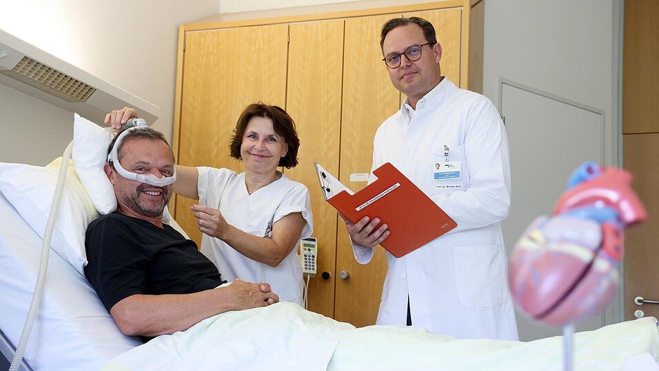 Professor Michael Arzt (rechts), Oberarzt am Uniklinikum Regensburg, ist Teil des Lenkungsgremiums der Tagung f&uuml;r Schlafforschung, die derzeit Wissenschaftler aus aller Welt nach Regensburg bringt, um sich &uuml;ber die neuesten Forschungsergebnisse in der Schlaf- und Atmungsforschung auszutauschen.