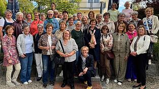 Die Teilnehmerinnen der ehemaligen Klassen 10aM und 10bM beim Klassentreffen zum 50-jährigen Schulabschluss Die Teilnehmerinnen der ehemaligen Klassen 10aM und 10bM beim Klassentreffen zum 50-jährigen Schulabschluss