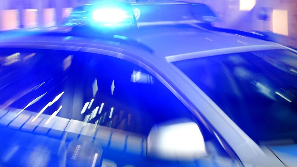 Die Bundespolizei stellte eine Straßensperre auf. (Symbolbild)