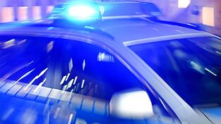 Die Bundespolizei stellte eine Straßensperre auf. (Symbolbild)