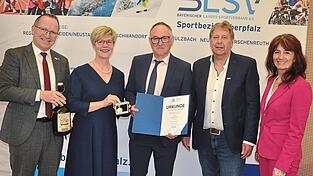 Mit dem BLSV-Ehrenamtspreis wurde Manfred Dietl (Mitte), Vorsitzender des FC R&auml;nkam, ausgezeichnet. Es gratulierten von links: BLSV-Pr&auml;sident J&ouml;rg Ammon, Bezirksvorsitzende Barbara Hernes, Kreisvorsitzender Hubert Lauerer und Kerstin Radler als Kulturreferentin des Bezirks Oberpfalz.