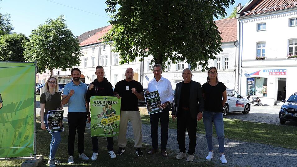 Marketing-Abteilungsleiterin bei AVP Autoland, Daniela Damoune (v. l.), Yorma's-Prokurist Matthias Schmid, Kickboxer Dominik Haselbeck, Trainer beim Boxclub Landau, Murat Sen, Bürgermeister Hans Schmalhofer, Boxclubvorsitzender Peter Prechler und Ordnungsamtsmitarbeiterin Andrea Zitterbart freuen sich auf die Boxkämpfe im Plattlinger Bierzelt am Sonntag, 7. Juni. Marketing-Abteilungsleiterin bei AVP Autoland, Daniela Damoune (v. l.), Yorma's-Prokurist Matthias Schmid, Kickboxer Dominik Haselbeck, Trainer beim Boxclub Landau, Murat Sen, Bürgermeister Hans Schmalhofer, Boxclubvorsitzender Peter Prechler und Ordnungsamtsmitarbeiterin Andrea Zitterbart freuen sich auf die Boxkämpfe im Plattlinger Bierzelt am Sonntag, 7. Juni.