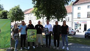 Marketing-Abteilungsleiterin bei AVP Autoland, Daniela Damoune (v. l.), Yorma's-Prokurist Matthias Schmid, Kickboxer Dominik Haselbeck, Trainer beim Boxclub Landau, Murat Sen, Bürgermeister Hans Schmalhofer, Boxclubvorsitzender Peter Prechler und Ordnungsamtsmitarbeiterin Andrea Zitterbart freuen sich auf die Boxkämpfe im Plattlinger Bierzelt am Sonntag, 7. Juni. Marketing-Abteilungsleiterin bei AVP Autoland, Daniela Damoune (v. l.), Yorma's-Prokurist Matthias Schmid, Kickboxer Dominik Haselbeck, Trainer beim Boxclub Landau, Murat Sen, Bürgermeister Hans Schmalhofer, Boxclubvorsitzender Peter Prechler und Ordnungsamtsmitarbeiterin Andrea Zitterbart freuen sich auf die Boxkämpfe im Plattlinger Bierzelt am Sonntag, 7. Juni.