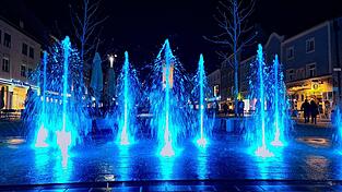 Wasserspiel am Theresienplatz, inzwischen gut angenommener Teil der dortigen Umgestaltung und Beitrag für Aufenthaltsqualität. Wasserspiel am Theresienplatz, inzwischen gut angenommener Teil der dortigen Umgestaltung und Beitrag für Aufenthaltsqualität.