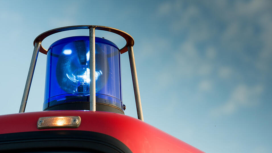 Erneuter Containerbrand am Montagnachmittag in Isen im Landkreis Erding. Vom T&auml;ter fehlt auch in diesem Fall bislang jede Spur. (Symbolbild)