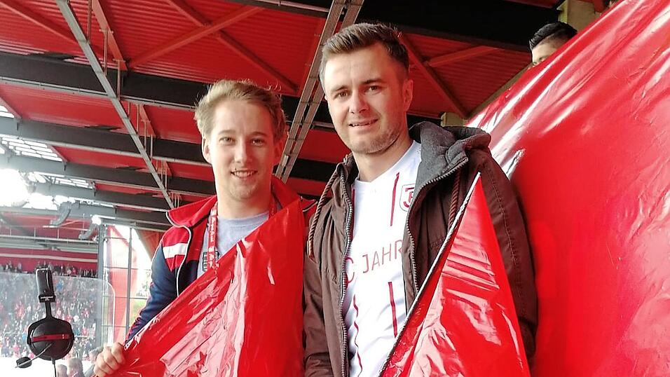 Neutral sind wir nicht: Ich (links) und Andreas Lautenschlager vom Turmfunk vor dem Spiel mit den Fahnen der Choreographie.