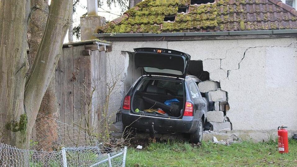 Bei einem Unfall in Passau hat ein Autofahrer am Dienstag eine Hauswand durchbrochen. Bei einem Unfall in Passau hat ein Autofahrer am Dienstag eine Hauswand durchbrochen.