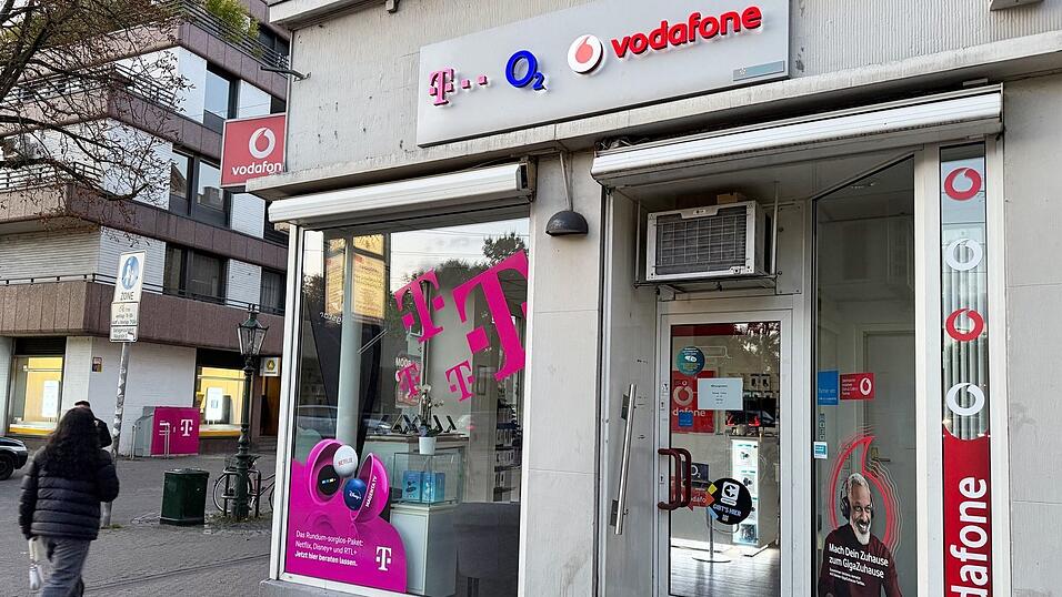 Ein Mobilfunkshop, in dem Verträge für die Handynetze der drei etablierten deutschen Netzbetreiber zu haben sind. Ein Mobilfunkshop, in dem Verträge für die Handynetze der drei etablierten deutschen Netzbetreiber zu haben sind.