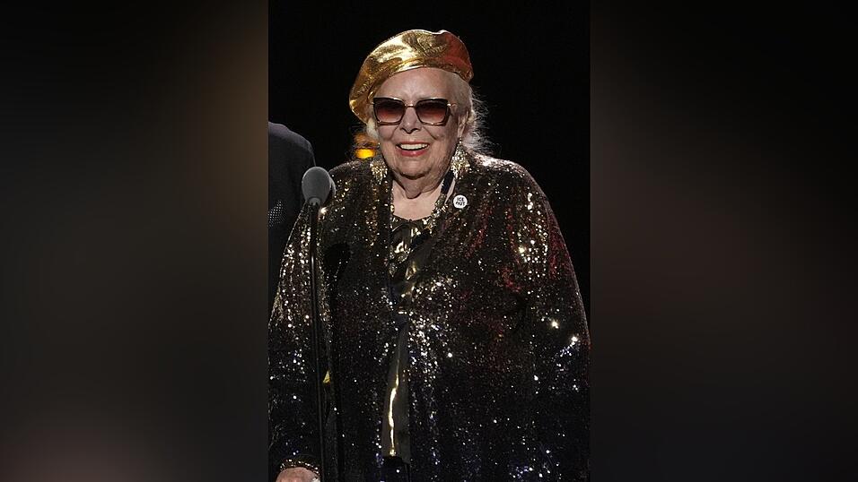 Joni Mitchell nimmt den Preis für das beste historische Album entgegen. Joni Mitchell nimmt den Preis für das beste historische Album entgegen.