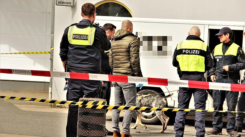 Großeinsatz am Parkplatz des Einkaufszentrums an der Rodinger Straße in Cham.