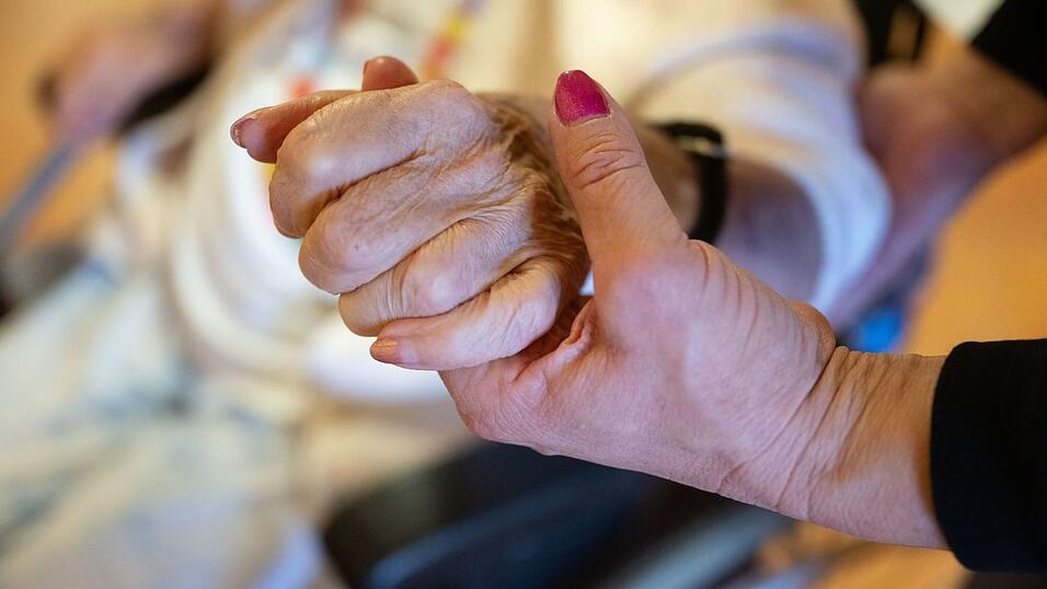 Die Finanzlage der Pflegeversicherung bleibt angespannt. (Archivbild) Die Finanzlage der Pflegeversicherung bleibt angespannt. (Archivbild)