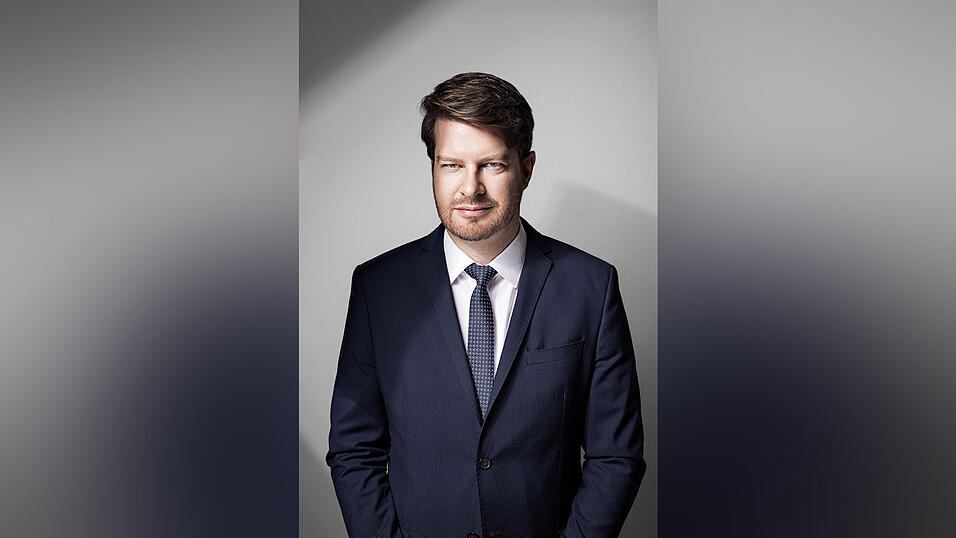 R&uuml;diger Maas (47) erforscht seit 2012 mit seinem Team unter anderem generationenbedingtes Verhalten und gr&uuml;ndete 2017 das Institut f&uuml;r Generationenforschung in Augsburg. Schwerpunkte seiner Forschung liegen auf der wechselseitigen Beeinflussung der Generationen, etwa in der Erziehung, aber auch auf dem Umgang miteinander in Unternehmen und in der Gesellschaft.