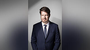 R&uuml;diger Maas (47) erforscht seit 2012 mit seinem Team unter anderem generationenbedingtes Verhalten und gr&uuml;ndete 2017 das Institut f&uuml;r Generationenforschung in Augsburg. Schwerpunkte seiner Forschung liegen auf der wechselseitigen Beeinflussung der Generationen, etwa in der Erziehung, aber auch auf dem Umgang miteinander in Unternehmen und in der Gesellschaft.