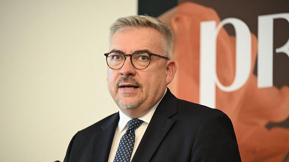 Der frühere FDP-Bundespolitiker und jetzige Tabaklobbyist Jan Mücke befürchtet, dass der Zigaretten-Schwarzmarkt zunehmen wird. Der frühere FDP-Bundespolitiker und jetzige Tabaklobbyist Jan Mücke befürchtet, dass der Zigaretten-Schwarzmarkt zunehmen wird.