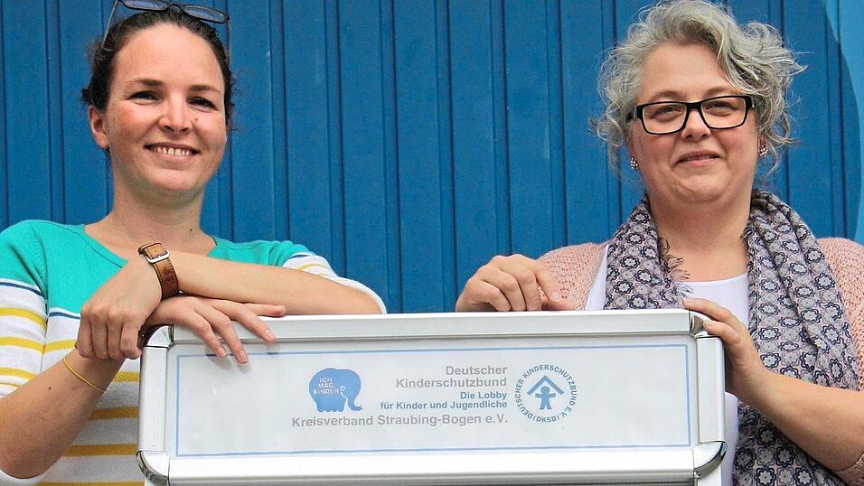 Sozialp&auml;dagogin Julia Drotleff (links) und Tanja Sch&uuml;tz, Gesch&auml;ftsf&uuml;hrerin des Kinderschutzbunds, leiten den digitalen Kurs 'Starke Eltern - starke Kinder', der am 30. September beginnt.